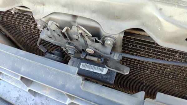 2002-2004 Nissan Xterra Hood Latch Assembly With Bracket Oem 625002Z630 — photo 4