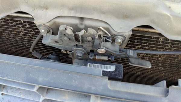 2002-2004 Nissan Xterra Hood Latch Assembly With Bracket Oem 625002Z630 — photo 3
