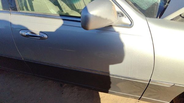 2003 Lincoln Town Car Front Door RH Silver — photo 2