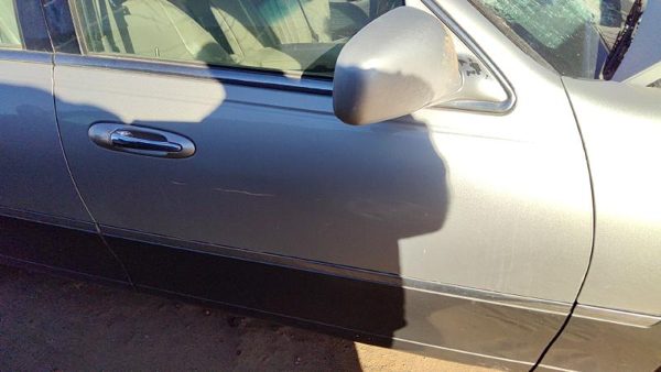 2003 Lincoln Town Car Front Door RH Silver — photo 3