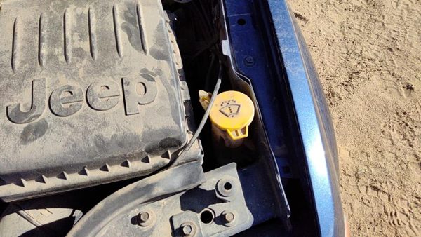 02-04 Jeep Grand Cherokee Windshield Washer Fluid Reservoir With Pump Wiper Tank — photo 2