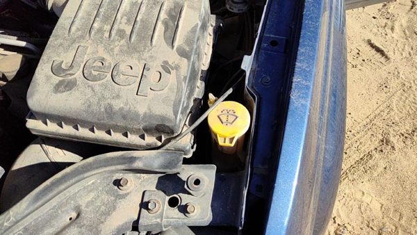 02-04 Jeep Grand Cherokee Windshield Washer Fluid Reservoir With Pump Wiper Tank — photo 4