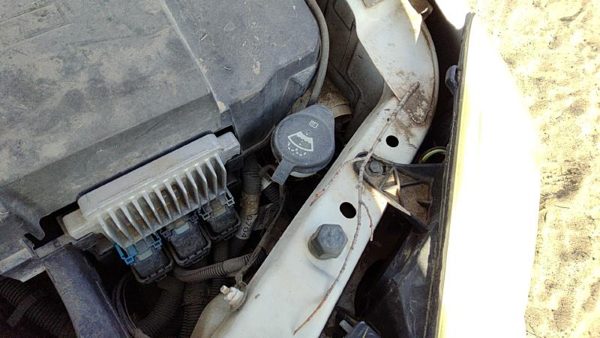 04-08 New Style Malibu Windshield Washer Fluid Reservoir With Pump Wiper Tank — photo 2