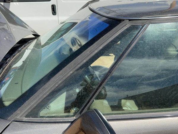 92-99 Bonneville Driver Left Front Vent Window Small Door Glass With Frame Oem — photo 2