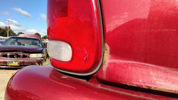 2000 Dodge Durango Tail Light Assembly RH Cracked — photo 3