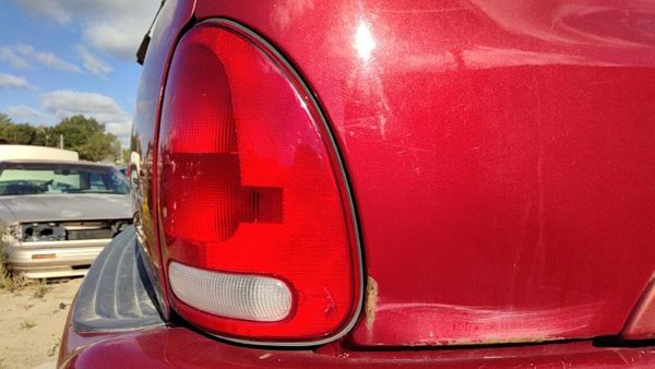 2000 Dodge Durango Tail Light Assembly RH Cracked — photo 2