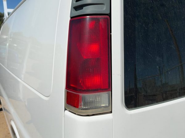 2000-2002 Chevy Express 2500 Driver Left Tail Light Brake Lamp Oem Rear 19153084 — photo 2