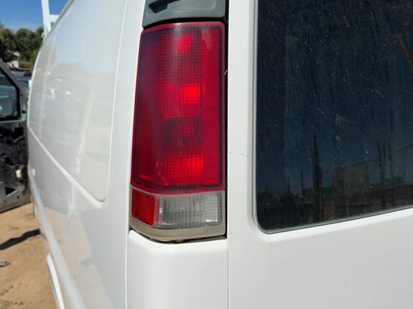 2000-2002 Chevy Express 2500 Driver Left Tail Light Brake Lamp Oem Rear 19153084 — photo 1