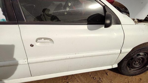 2002 Kia Rio Front Door RH White — photo 2