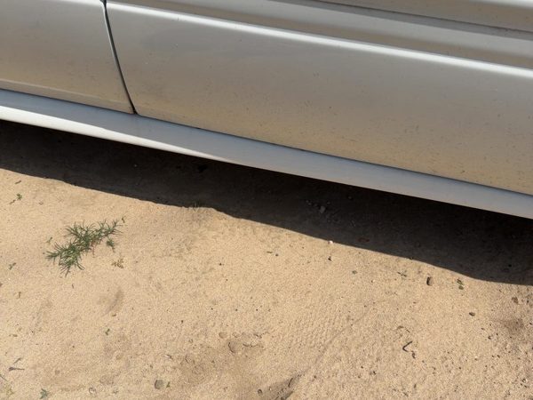 00-05 Lesabre Passenger Right Lower Rocker Panel Moulding Side Skirt White 40U — photo 2