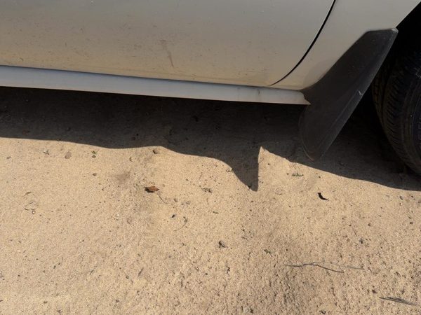 00-05 Lesabre Passenger Right Lower Rocker Panel Moulding Side Skirt White 40U — photo 4