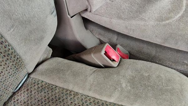 01-02 Silverado 2500 Passenger Right Front Seat Belt Buckle Receiver Oem Tan 52D — photo 1