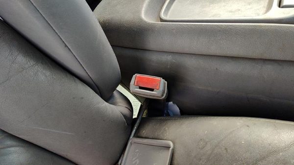 1999 Chevy Suburban Passenger Right Front Seat Belt Buckle Receiver Oem Gray 132 — photo 1