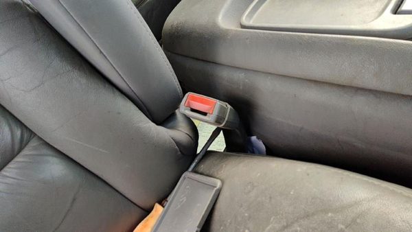 1999 Chevy Suburban Passenger Right Front Seat Belt Buckle Receiver Oem Gray 132 — photo 4