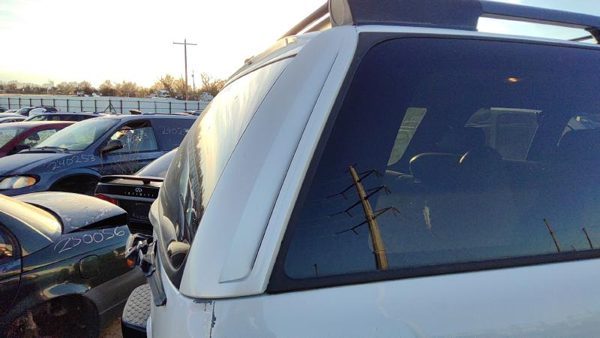 00-06 Suburban Passenger Right Rear Moulding On Quarter Panel 50U Summit White — photo 2