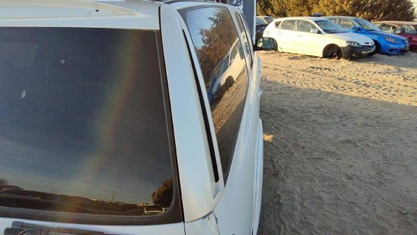 00-06 Suburban Passenger Right Rear Moulding On Quarter Panel 50U Summit White — photo 4