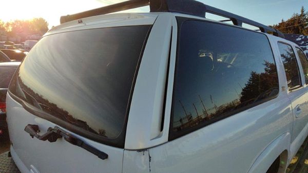 00-06 Suburban Passenger Right Rear Moulding On Quarter Panel 50U Summit White — photo 1