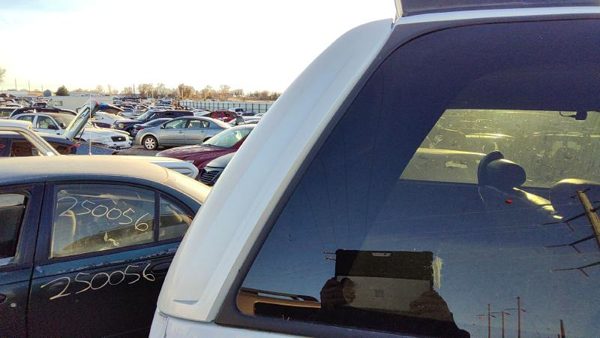 00-06 Suburban Passenger Right Rear Moulding On Quarter Panel 50U Summit White — photo 3