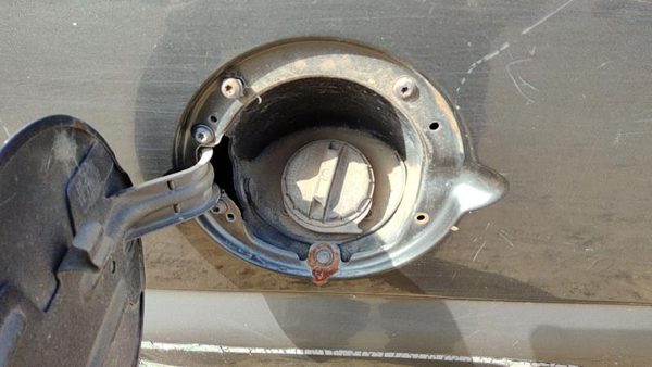 1999-2003 Gmc Sierra 2500 Fuel Filler Neck Assembly With Gas Cap Oem 6.0L — photo 2