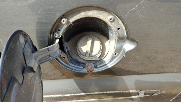 1999-2003 Gmc Sierra 2500 Fuel Filler Neck Assembly With Gas Cap Oem 6.0L — photo 1