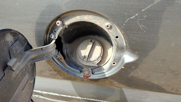 1999-2003 Gmc Sierra 2500 Fuel Filler Neck Assembly With Gas Cap Oem 6.0L — photo 3