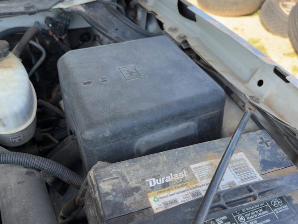 03-05 Chevy Silverado 2500 Engine Fuse Box Power Distribution Panel Oem 6.6L Lly — photo 3