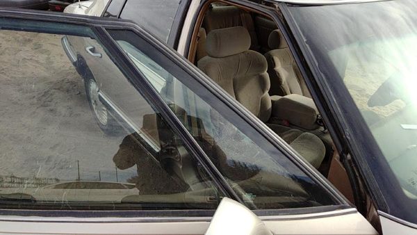91-96 Park Ave Passenger Right Front Vent Window Small Door Glass With Frame Oem — photo 1