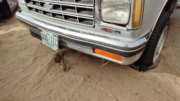 1982-1990 Chevy S10 Pickup Front Bumper Assembly With Mount Brackets Chrome Oem — photo 2
