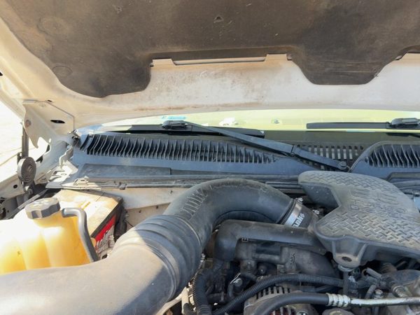 2005 Chevy Silverado 2500 Windshield Wiper Cowl Vent Trim Panel Oem Cover — photo 3