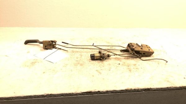 1989 Ford F350 Passenger Right Front Door Latch Mechanism W/ Inside Handle Lock — photo 6