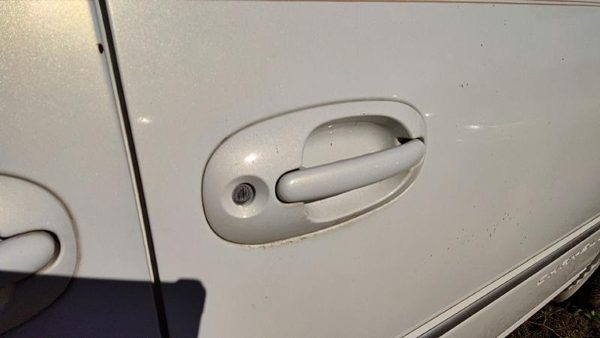 98 Town & Country Passenger Right Front Outside Door Handle Oem Pwp Golden White — photo 2
