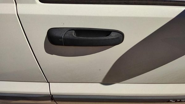 2005 Jeep Liberty Outside Door Handle RH White PW1 — photo 2