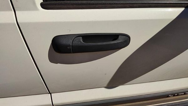 2005 Jeep Liberty Outside Door Handle RH White PW1 — photo 4