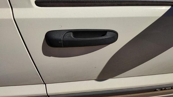 2005 Jeep Liberty Outside Door Handle RH White PW1 — photo 3