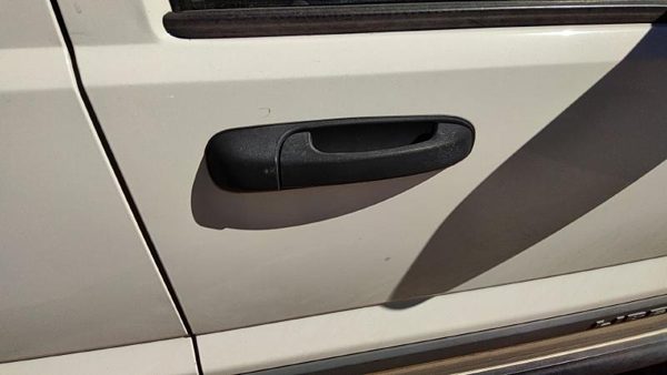 2005 Jeep Liberty Outside Door Handle RH White PW1 — photo 5