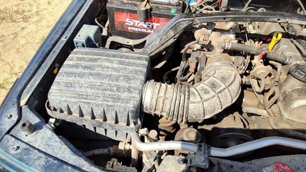 96-98 Suzuki Sidekick Complete Air Intake Filter Box Housing With Tube Oem 1.8L — photo 2