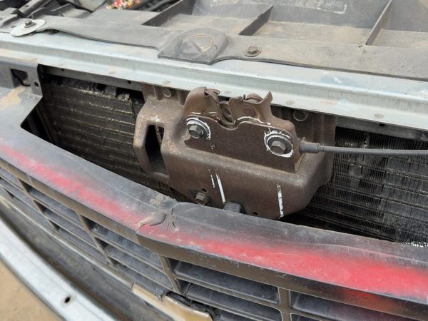 1988-1999 Chevy Silverado 1500 Hood Latch Assembly With Bracket Oem 15029224 — photo 1