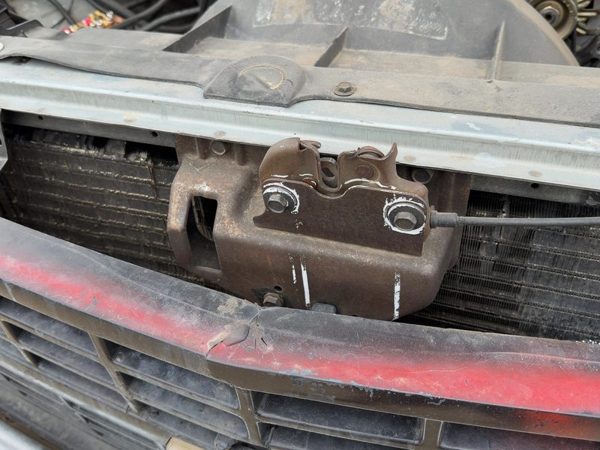 1988-1999 Chevy Silverado 1500 Hood Latch Assembly With Bracket Oem 15029224 — photo 4