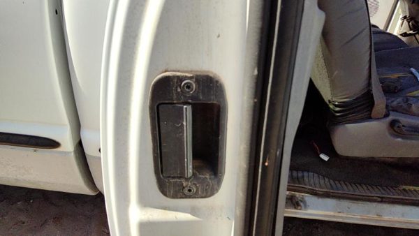 1998 Dodge Ram 1500 Outside Door Handle RH White — photo 1