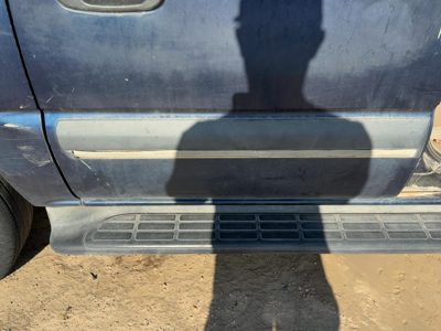 2000-2004 Chevy Suburban Passenger Right Rear Moulding From Door Oem Back