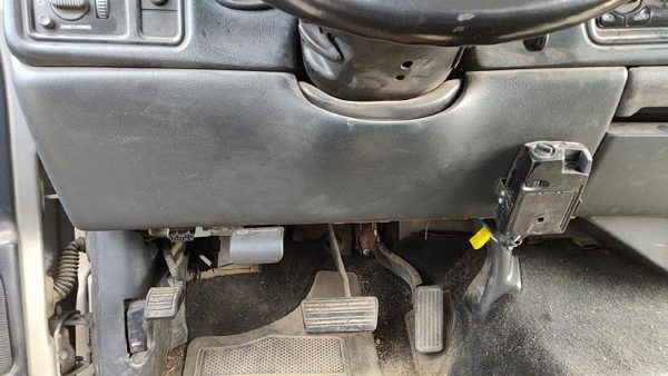 2000-02 Sierra 2500 Hd Lower Dash Under Knee Bolster Trim Panel Oem Graphite 12d — photo 1