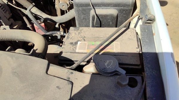2005 GMC Sierra Washer Bottle 1500 Hd — photo 3