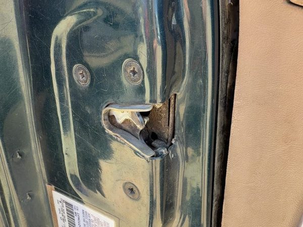 91-94 Ford Explorer 2 Dr Driver Left Front Door Latch with Rods Cables OEM — photo 1