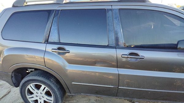 2004 Mitsubishi Endeavor Rear Door RH C04 Mineral Beige — photo 1
