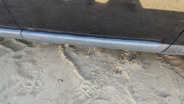 2006 Land Rover LR3 Front Door Moulding RH Passenger Right From OEM Trim Strip — photo 3