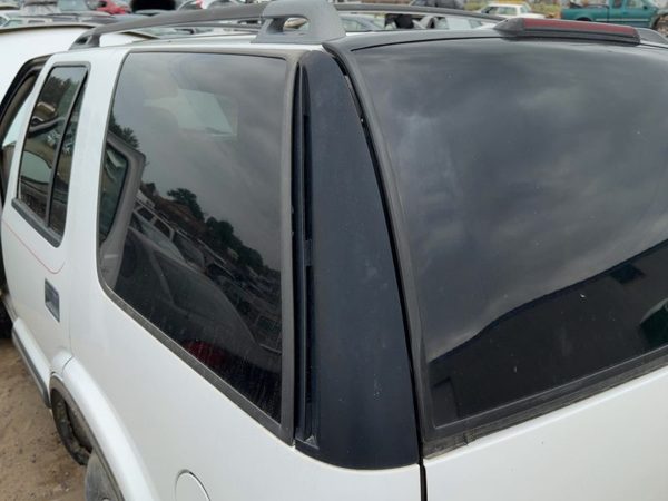 95-05 Chevy S10 Blazer Driver Left Rear Quarter Panel Upper Moulding OEM — photo 3