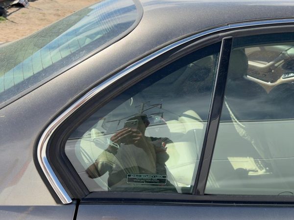 92-99 Bonneville Passenger Right Rear Vent Window Back Door Glass With Frame Oem — photo 2