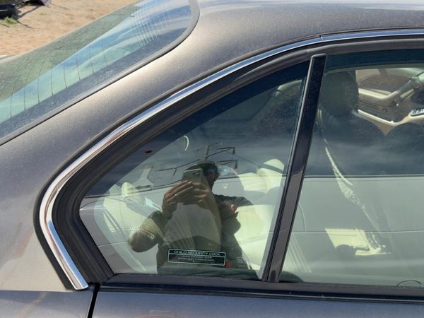 92-99 Bonneville Passenger Right Rear Vent Window Back Door Glass With Frame Oem — photo 3
