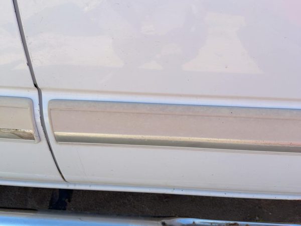 03-07 Silverado 2500 Driver Left Rear Moulding From Door Trim Strip White 50U — photo 3