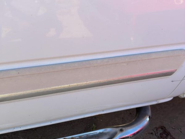 03-07 Silverado 2500 Driver Left Rear Moulding From Door Trim Strip White 50U — photo 4
